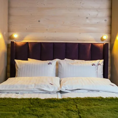 Whiteberry Hotel *