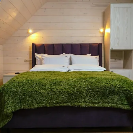 Whiteberry Hotel *